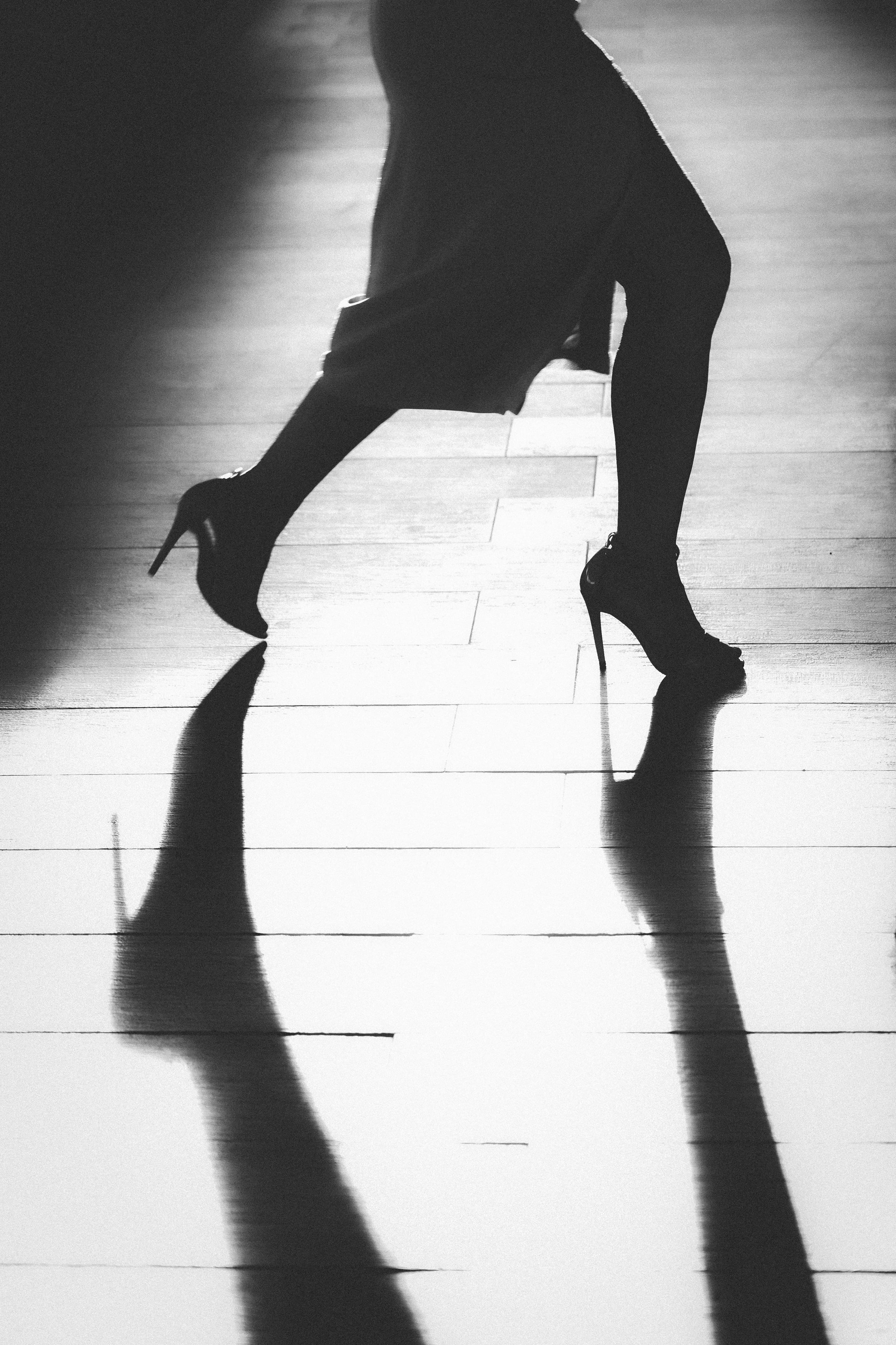 Χορεύτρια heels σε αντίθεση φωτός